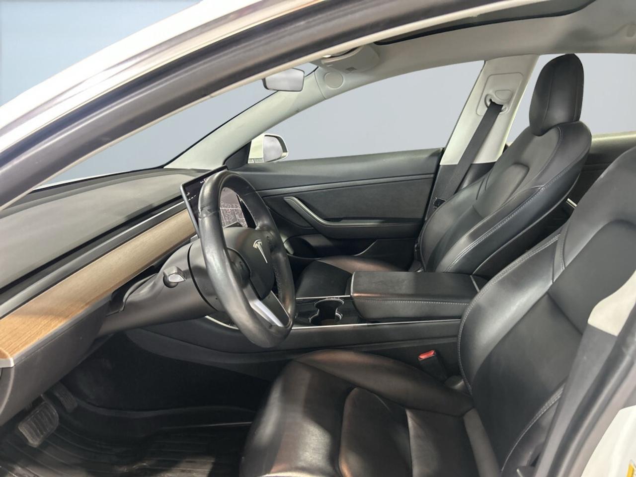 2020 Tesla Model 3 Standard Range Plus / Excellent Condition/Leather/ Photo