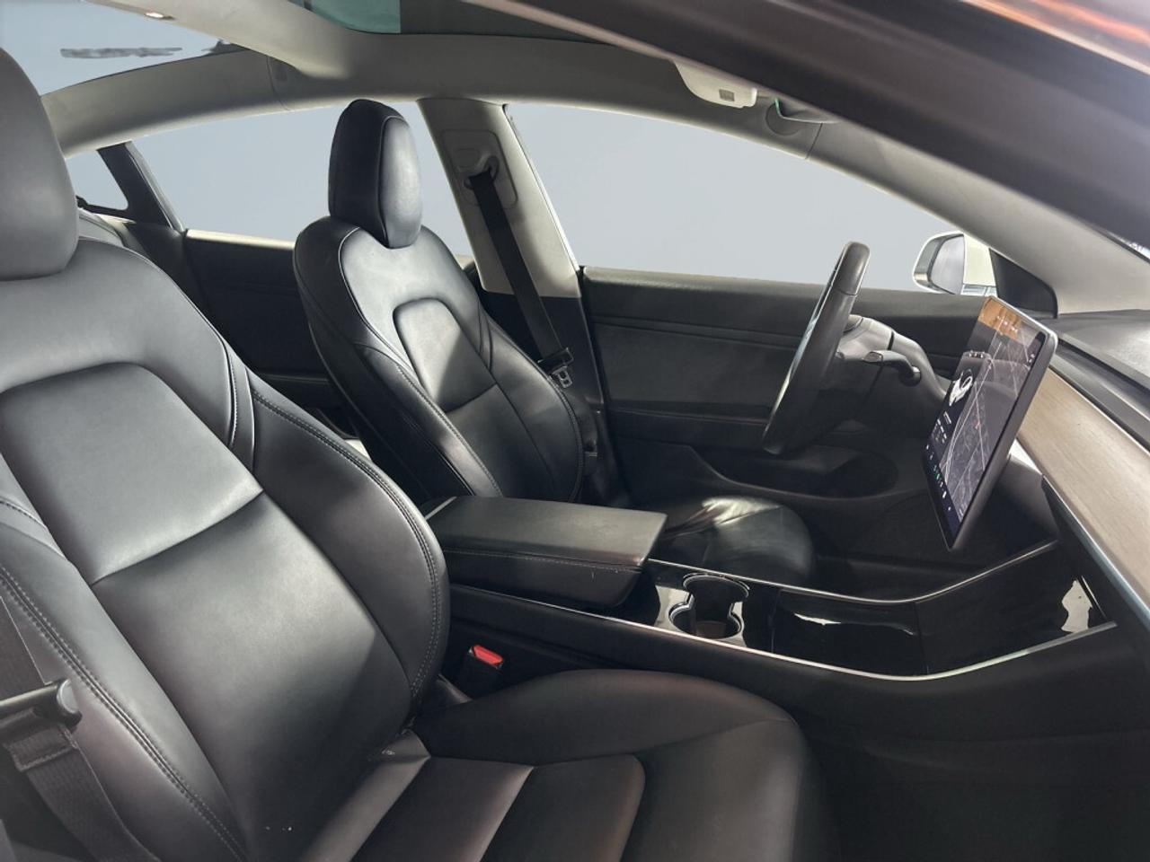 2020 Tesla Model 3 Standard Range Plus / Excellent Condition/Leather/ Photo