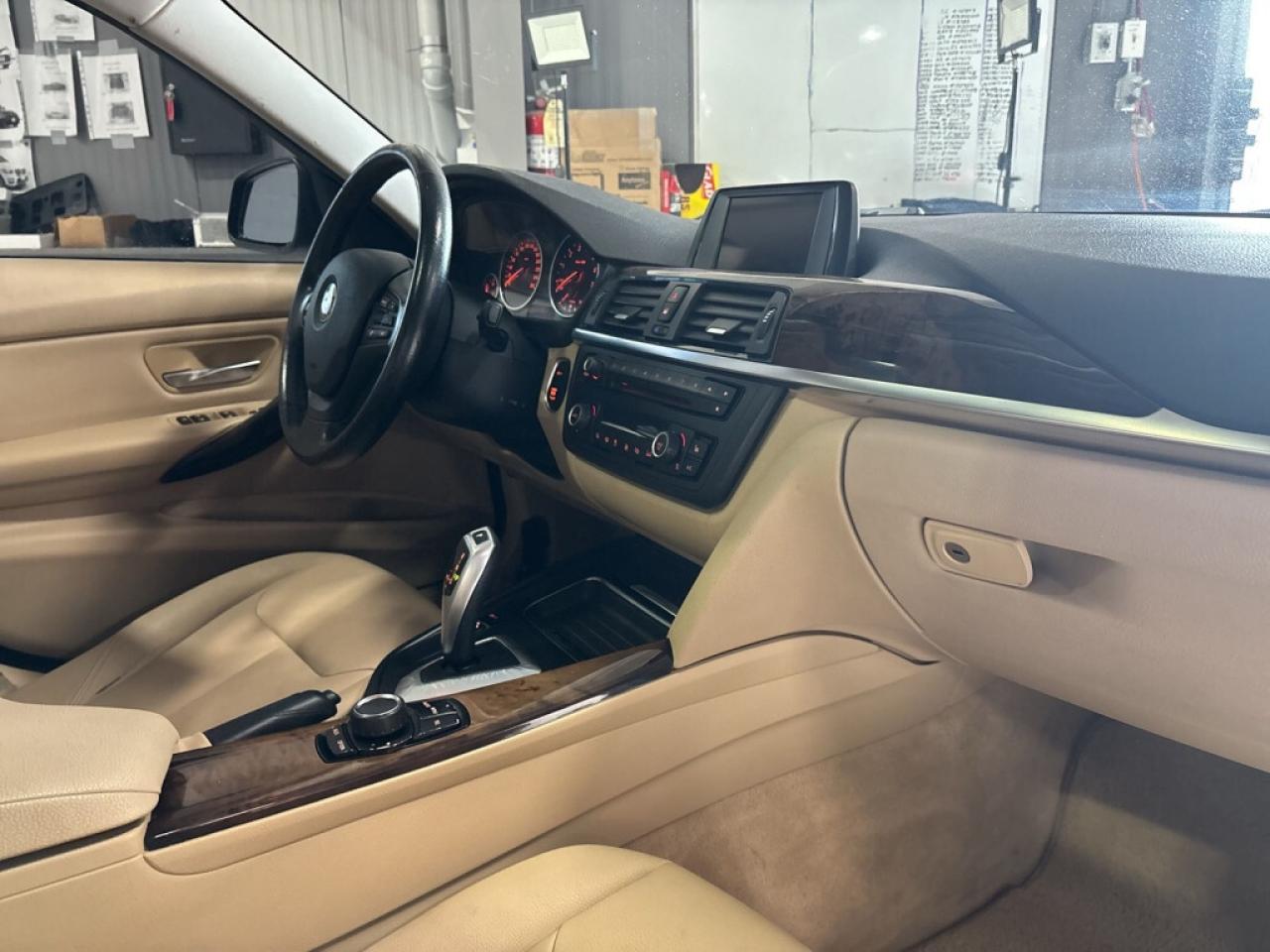 2013 BMW 328 i xDrive AWD/Leather/Sunroof/Heated Seats/ B Senso Photo