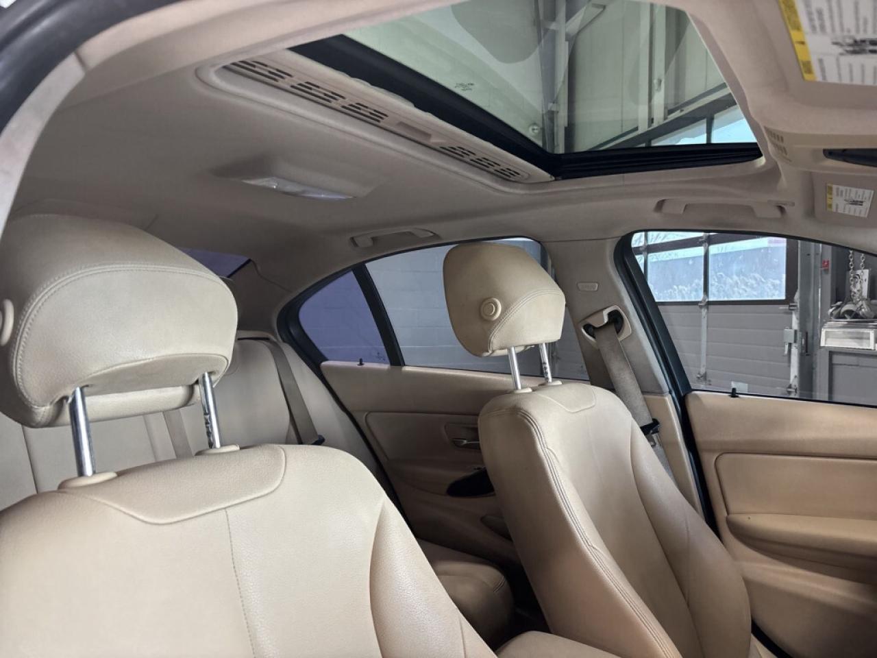 2013 BMW 328 i xDrive AWD/Leather/Sunroof/Heated Seats/ B Senso Photo