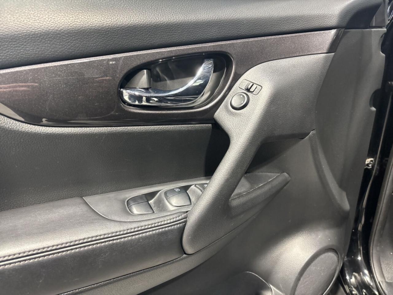 2018 Nissan Rogue S/Back Up Cam/Blueooth/Heated Seats/Clean Carfax Photo