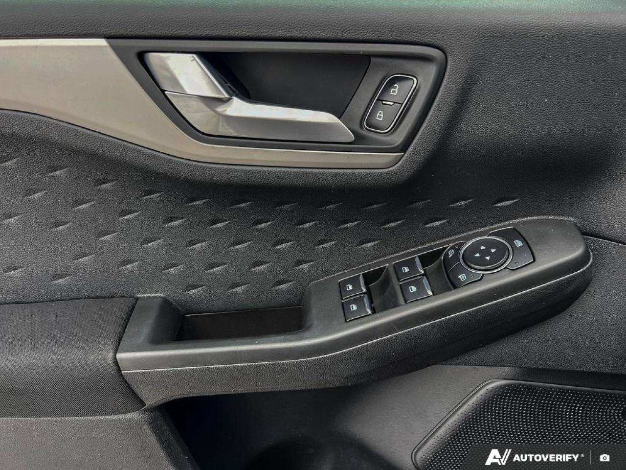 2020 Ford Escape SE   LOW KMS   HTD FRONT SEATS   NAV   LOW KMS   H Photo