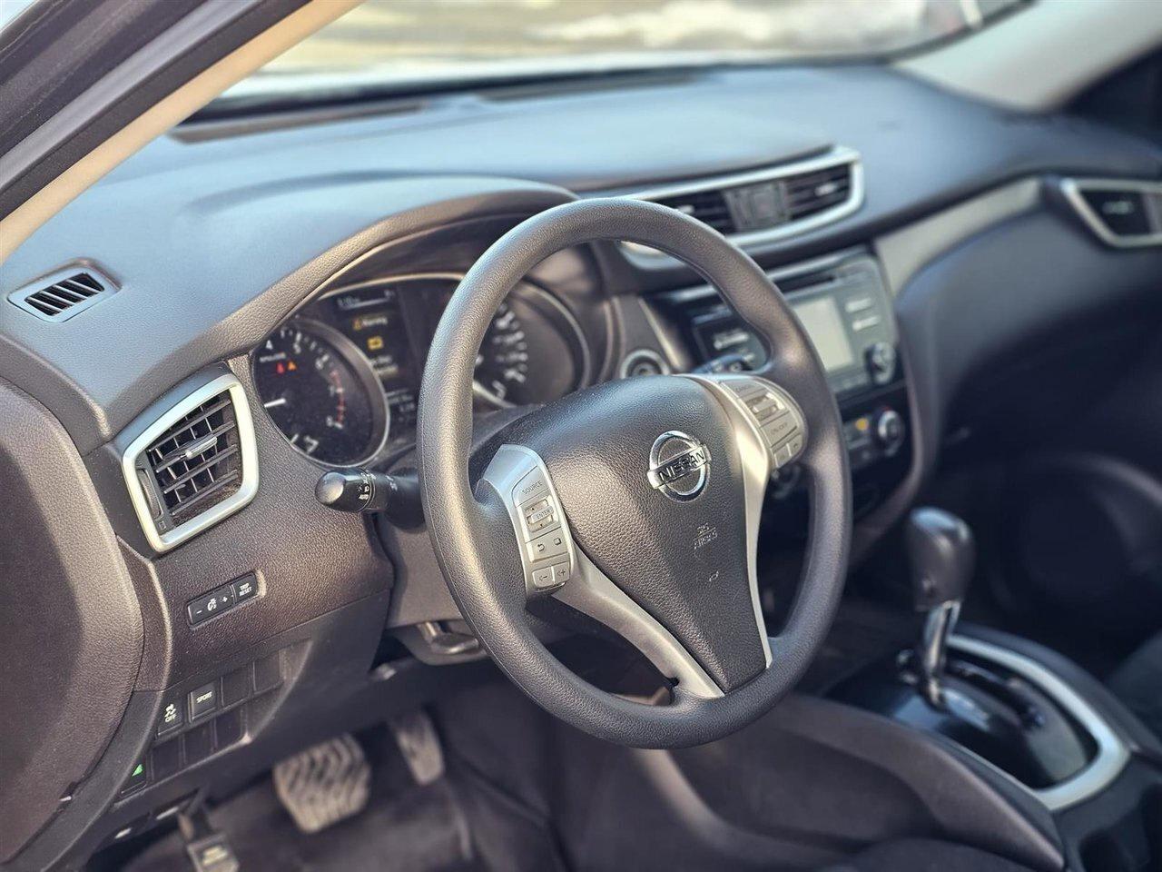 2016 Nissan Rogue SV Photo