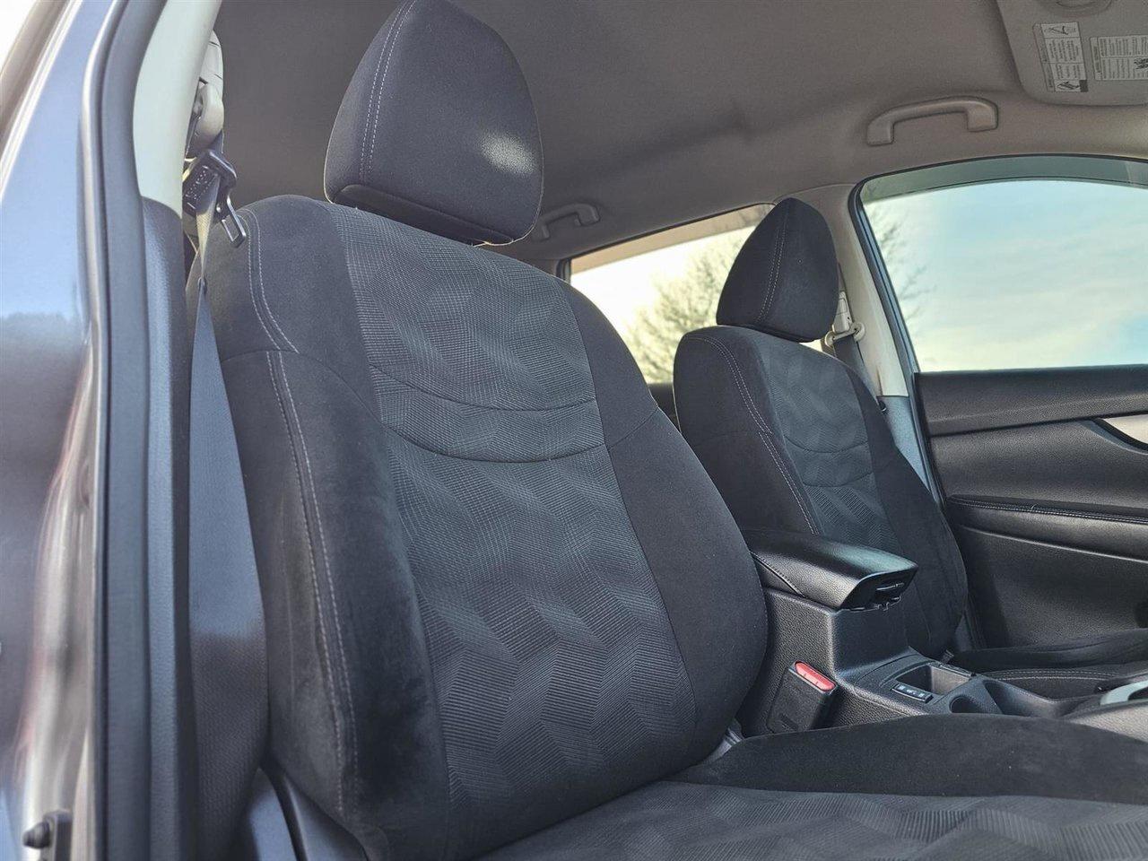 2016 Nissan Rogue SV Photo