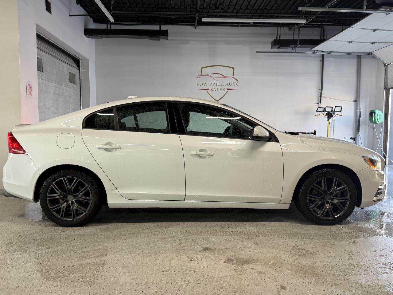 2018 Volvo S60 T6 l AWD l Dynamic l 2.0 l 4Cyl l Navi Pkg l Photo