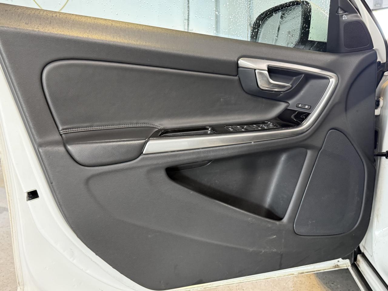 2018 Volvo S60 T6 l AWD l Dynamic l 2.0 l 4Cyl l Navi Pkg l Photo
