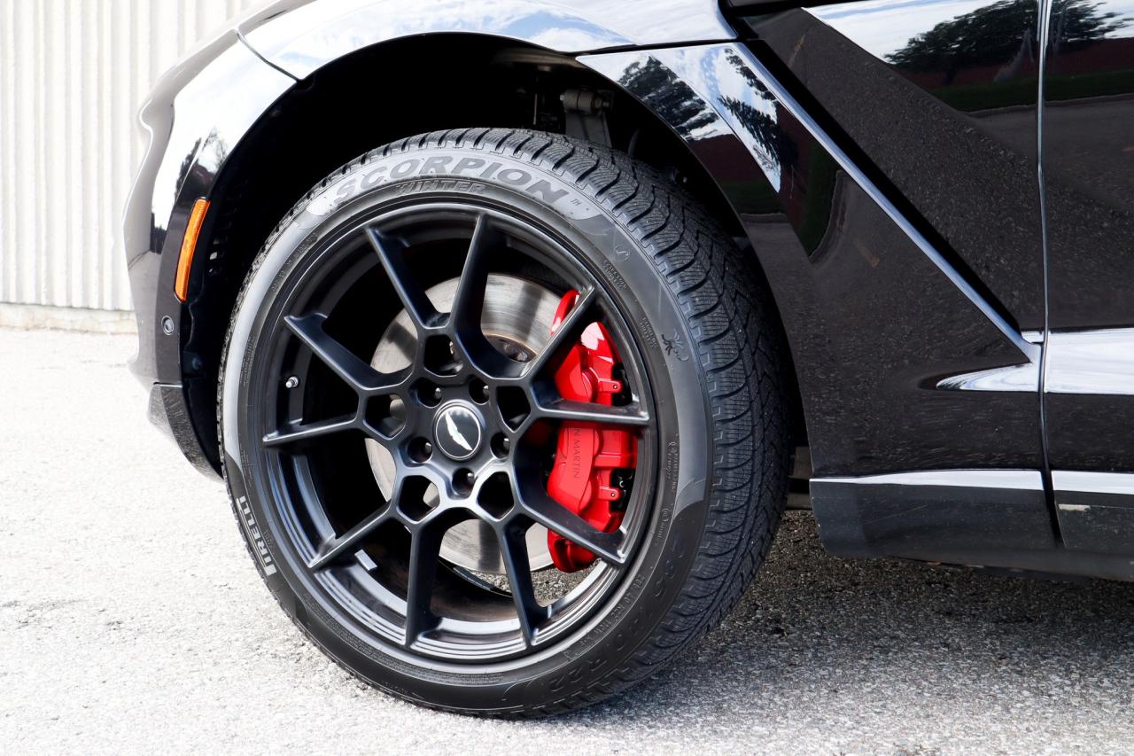 2021 Aston Martin DBX  Photo