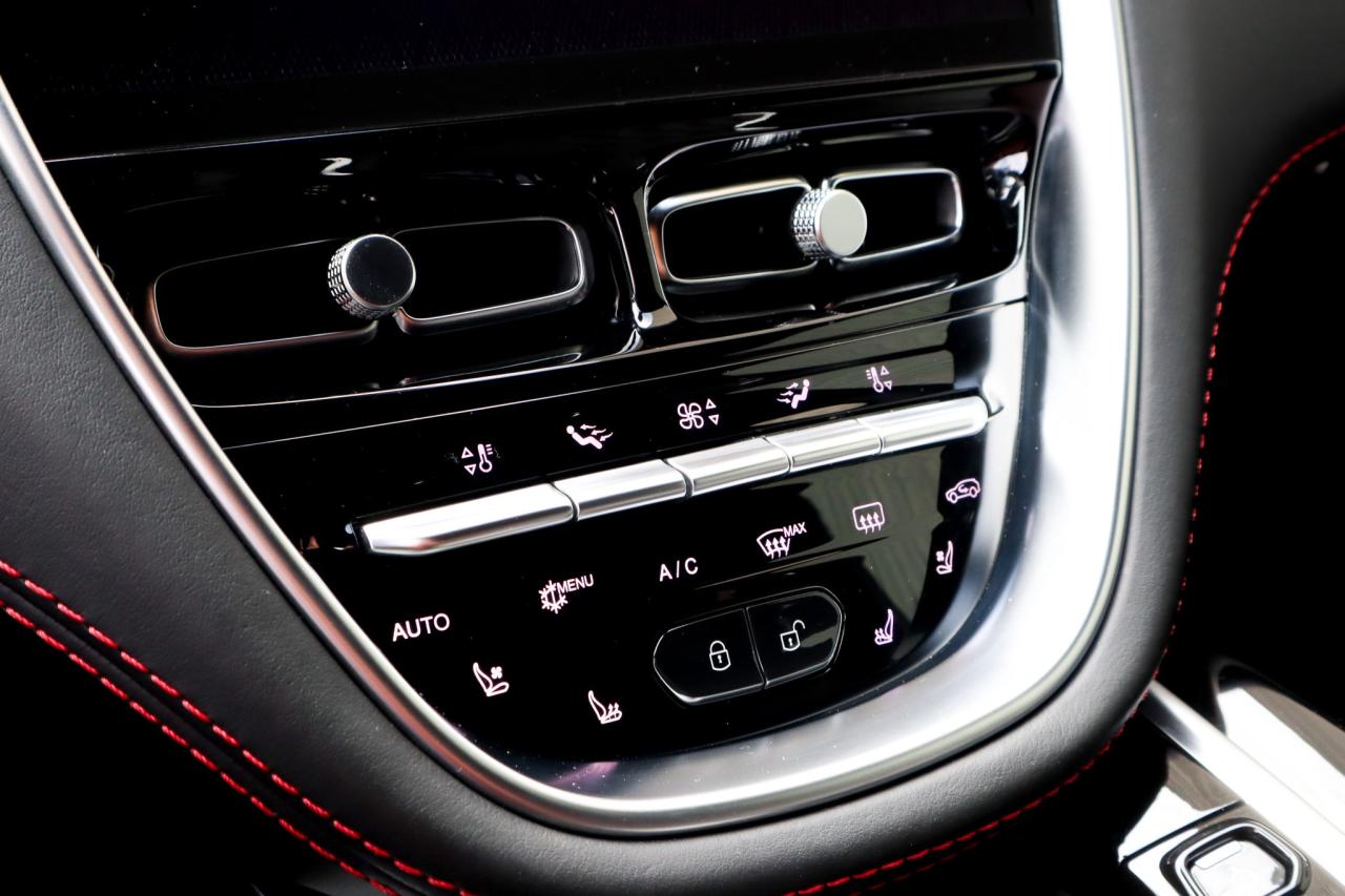 2021 Aston Martin DBX  Photo