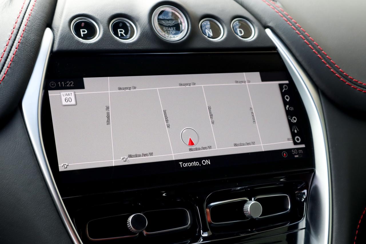 2021 Aston Martin DBX  Photo