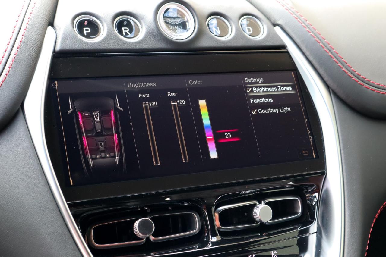 2021 Aston Martin DBX  Photo