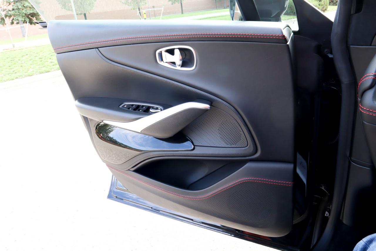 2021 Aston Martin DBX  Photo