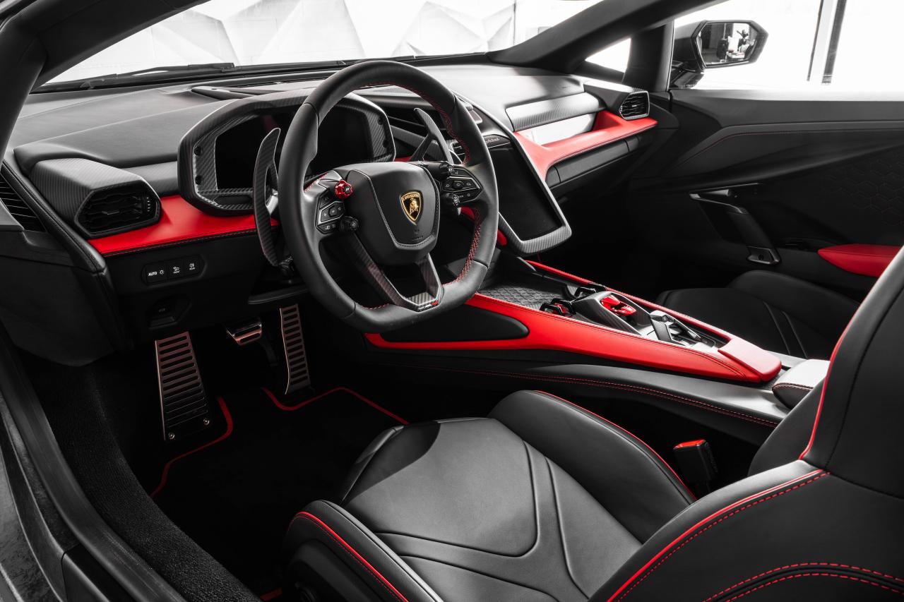 2024 Lamborghini Revuelto  Photo