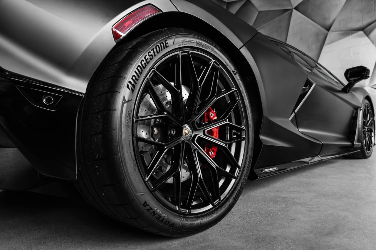 2024 Lamborghini Revuelto  Photo