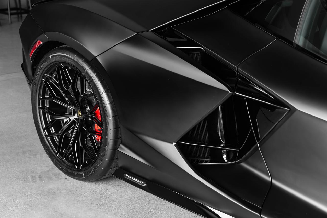 2024 Lamborghini Revuelto  Photo
