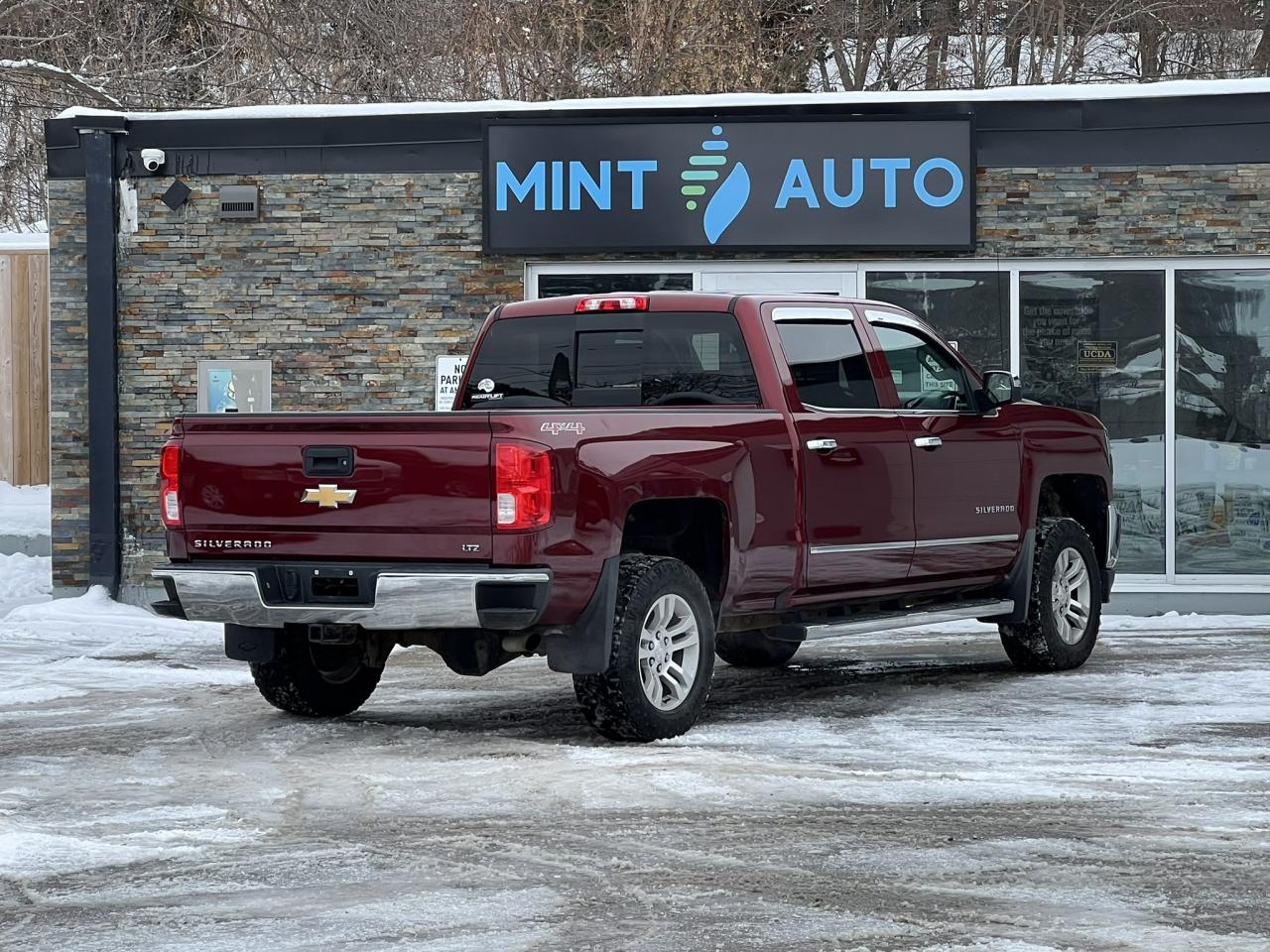 2017 Chevrolet Silverado 1500 LTZ 4×4 Crew Cab – Clean CarFax   AS-IS Special Photo4