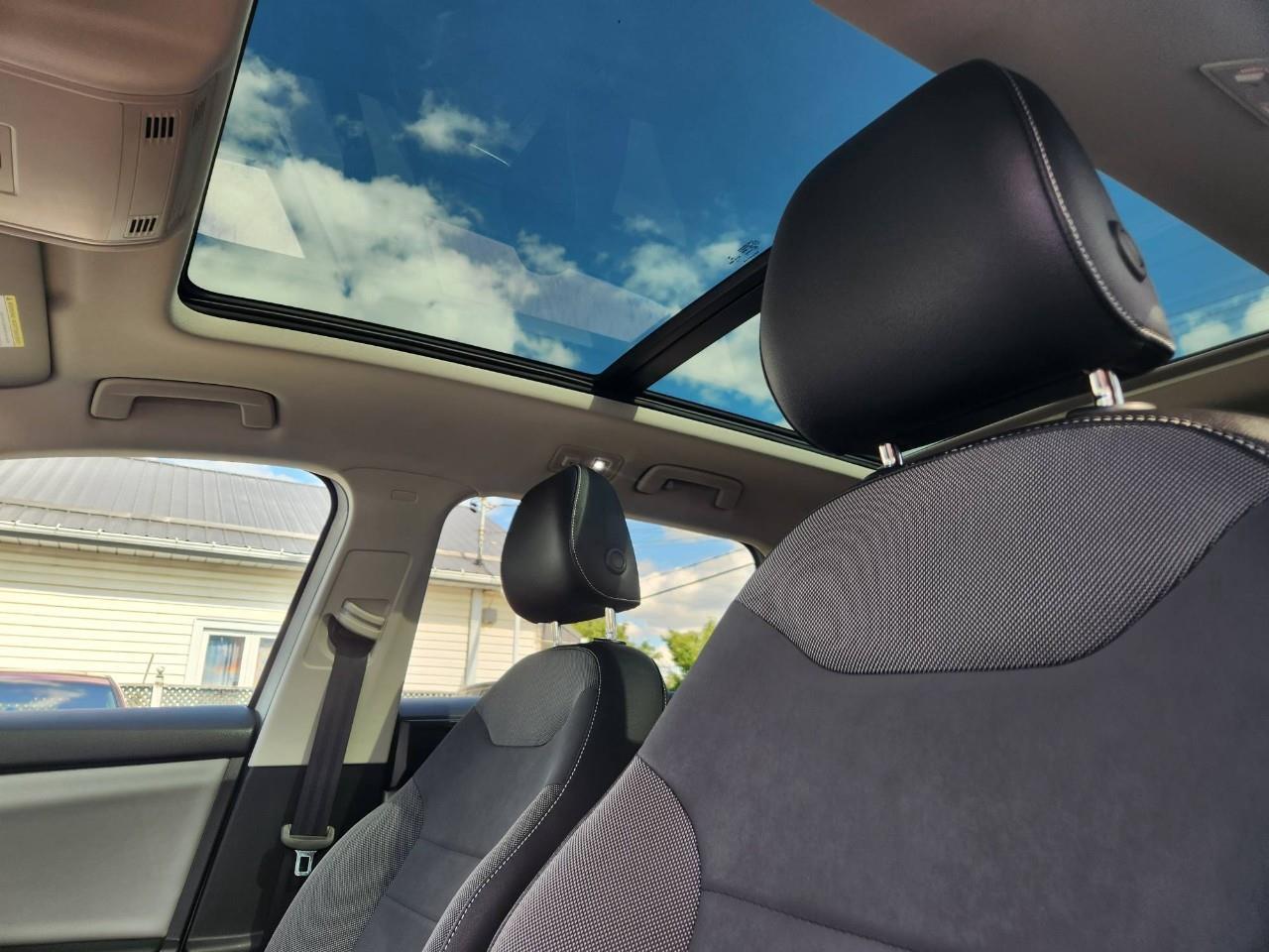 2022 Volkswagen Taos Comfortline 4dr All-Wheel Drive 4MOTION Photo