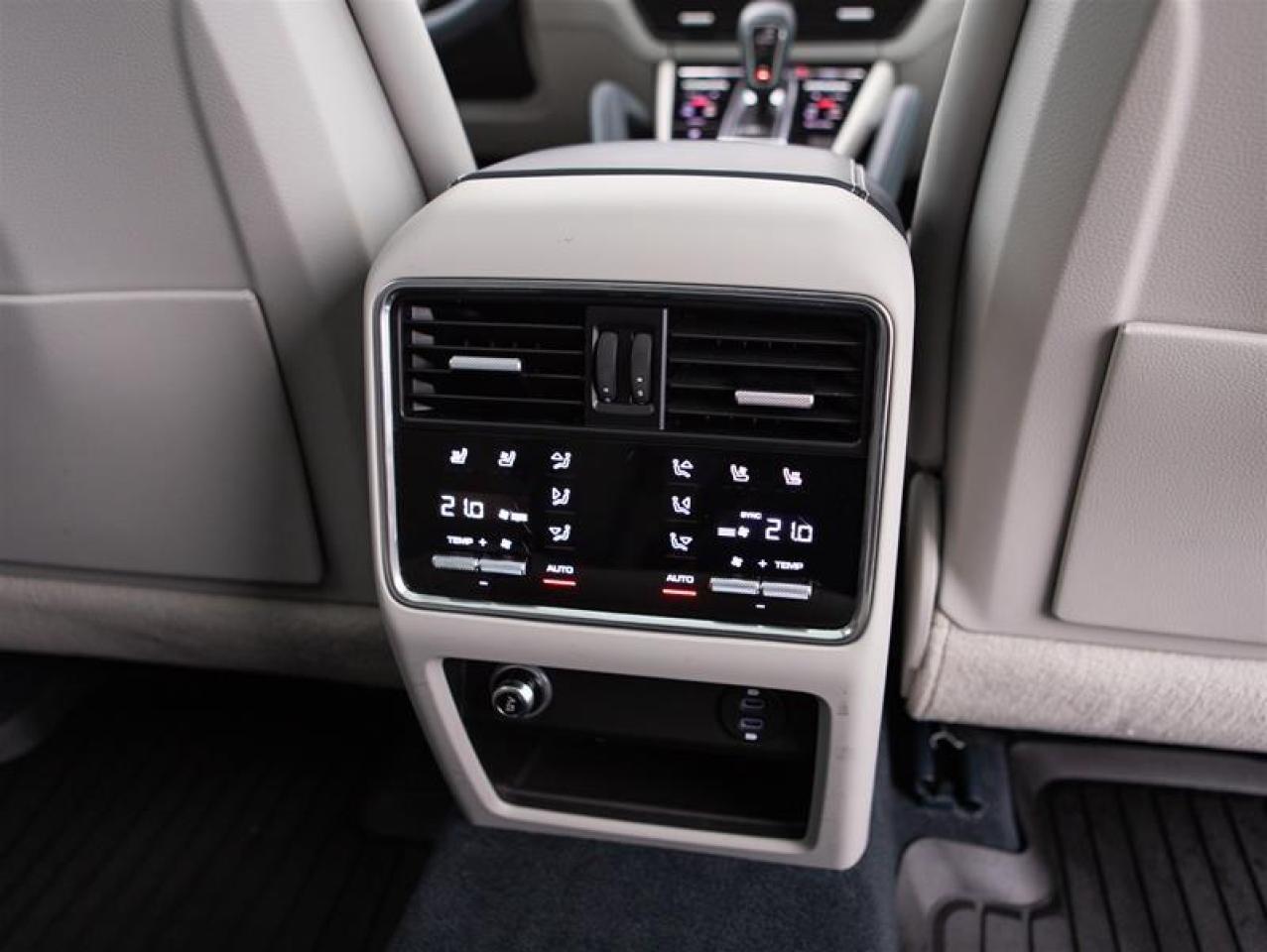 2023 Porsche Cayenne Platinum Edition Photo