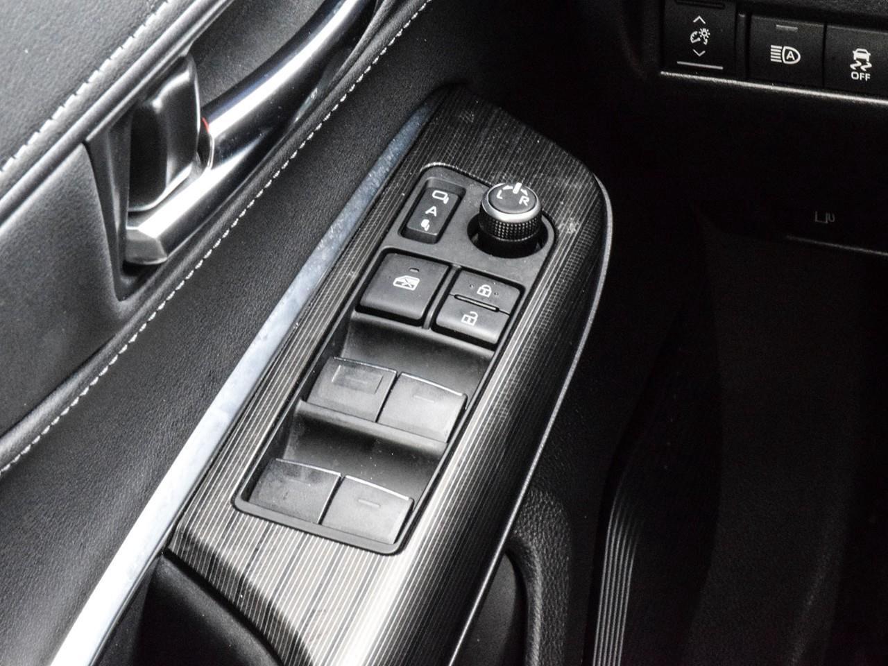 2022 Toyota Venza XLE Heated Leather Seats   Panoramic Sunroof Photo