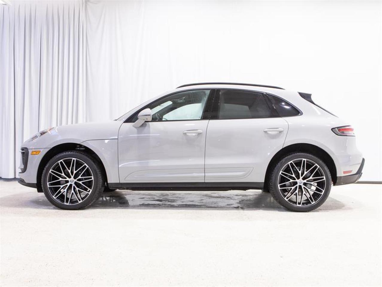 2025 Porsche Macan AWD Photo