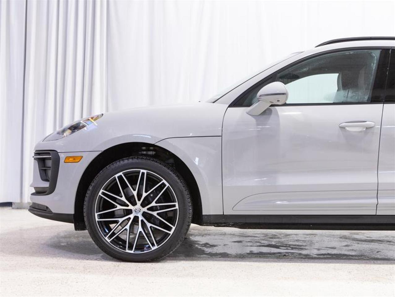 2025 Porsche Macan AWD Photo