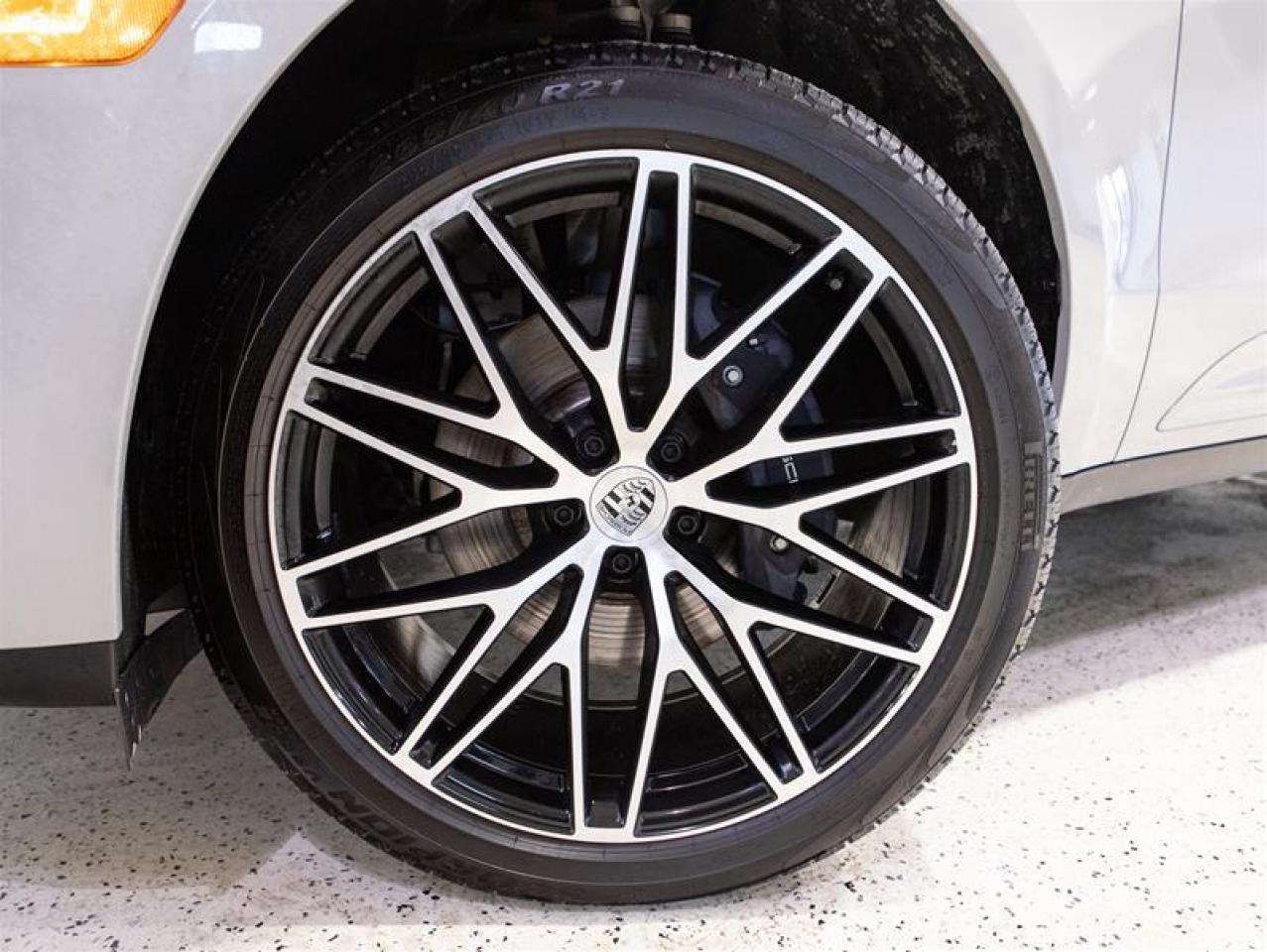 2025 Porsche Macan AWD Photo