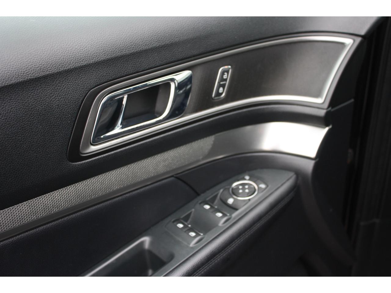 2018 Ford Explorer XLT AWD / 7-Passenger / Heated Seats / Camera Photo