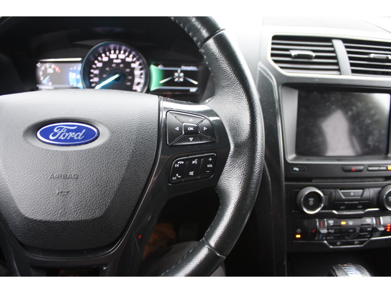 2018 Ford Explorer XLT AWD / 7-Passenger / Heated Seats / Camera Photo