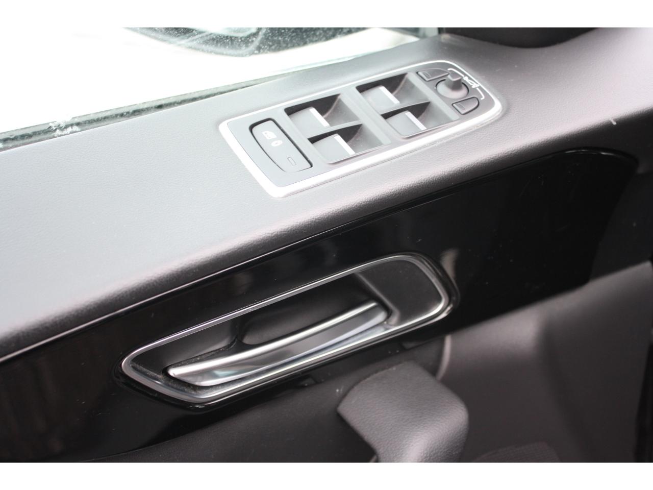 2019 Jaguar F-PACE 20d AWD Prestige / Leather / Heated Seats / Nav Photo