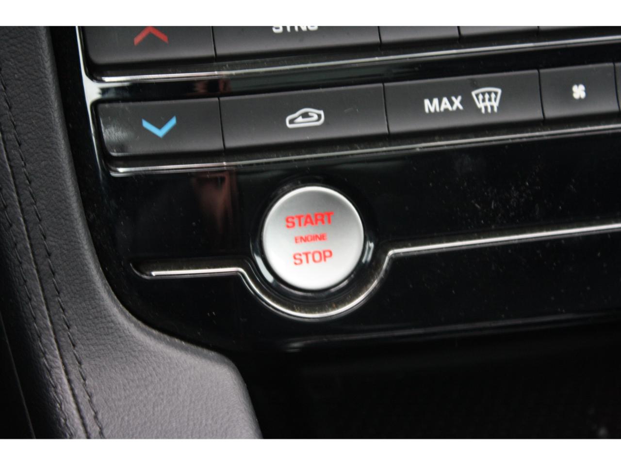 2019 Jaguar F-PACE 20d AWD Prestige / Leather / Heated Seats / Nav Photo