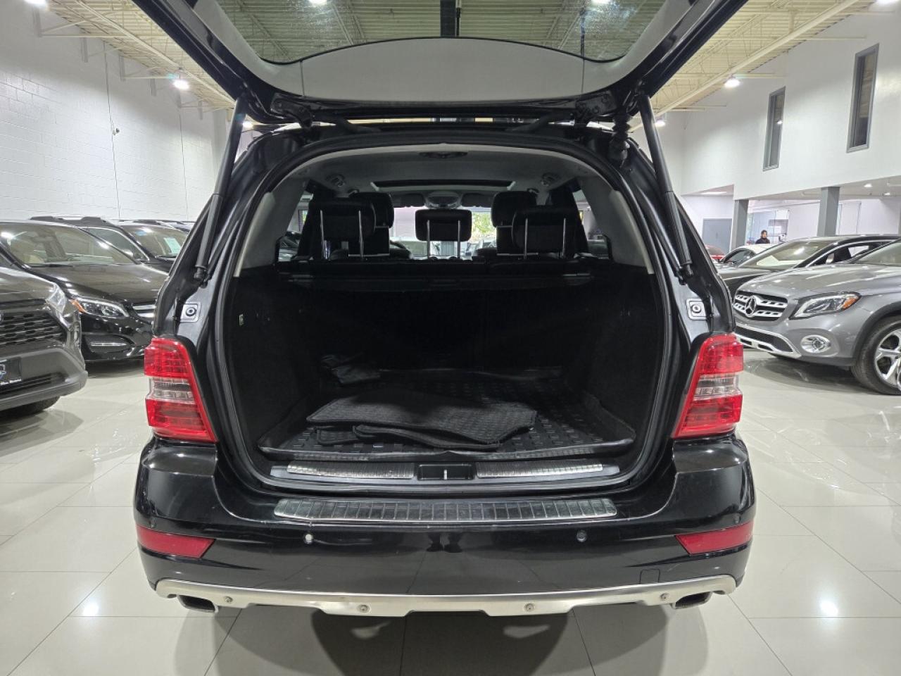 2011 Mercedes-Benz M-Class 4MATIC ML350 BlueTEC Blindspot Assist Navigation B Photo