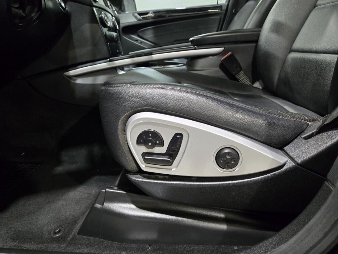 2011 Mercedes-Benz M-Class 4MATIC ML350 BlueTEC Blindspot Assist Navigation B Photo