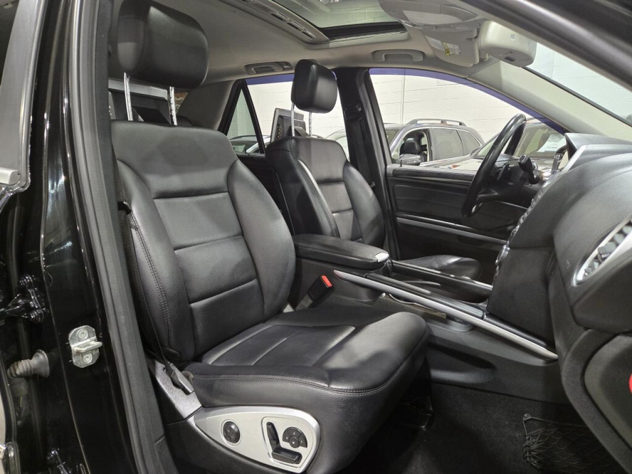 2011 Mercedes-Benz M-Class 4MATIC ML350 BlueTEC Blindspot Assist Navigation B Photo