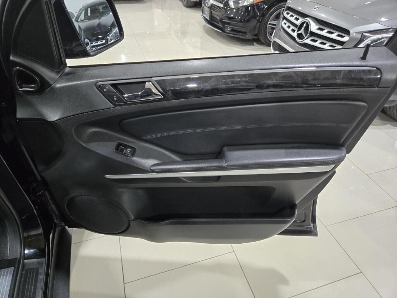 2011 Mercedes-Benz M-Class 4MATIC ML350 BlueTEC Blindspot Assist Navigation B Photo