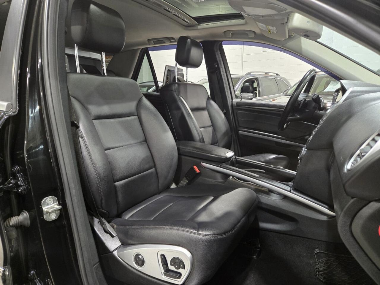 2011 Mercedes-Benz M-Class 4MATIC ML350 BlueTEC Blindspot Assist Navigation B Photo