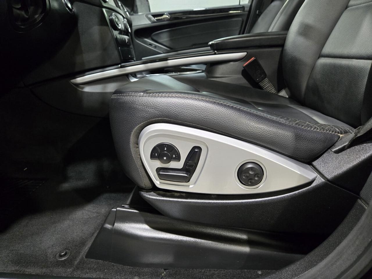 2011 Mercedes-Benz M-Class 4MATIC ML350 BlueTEC Blindspot Assist Navigation B Photo