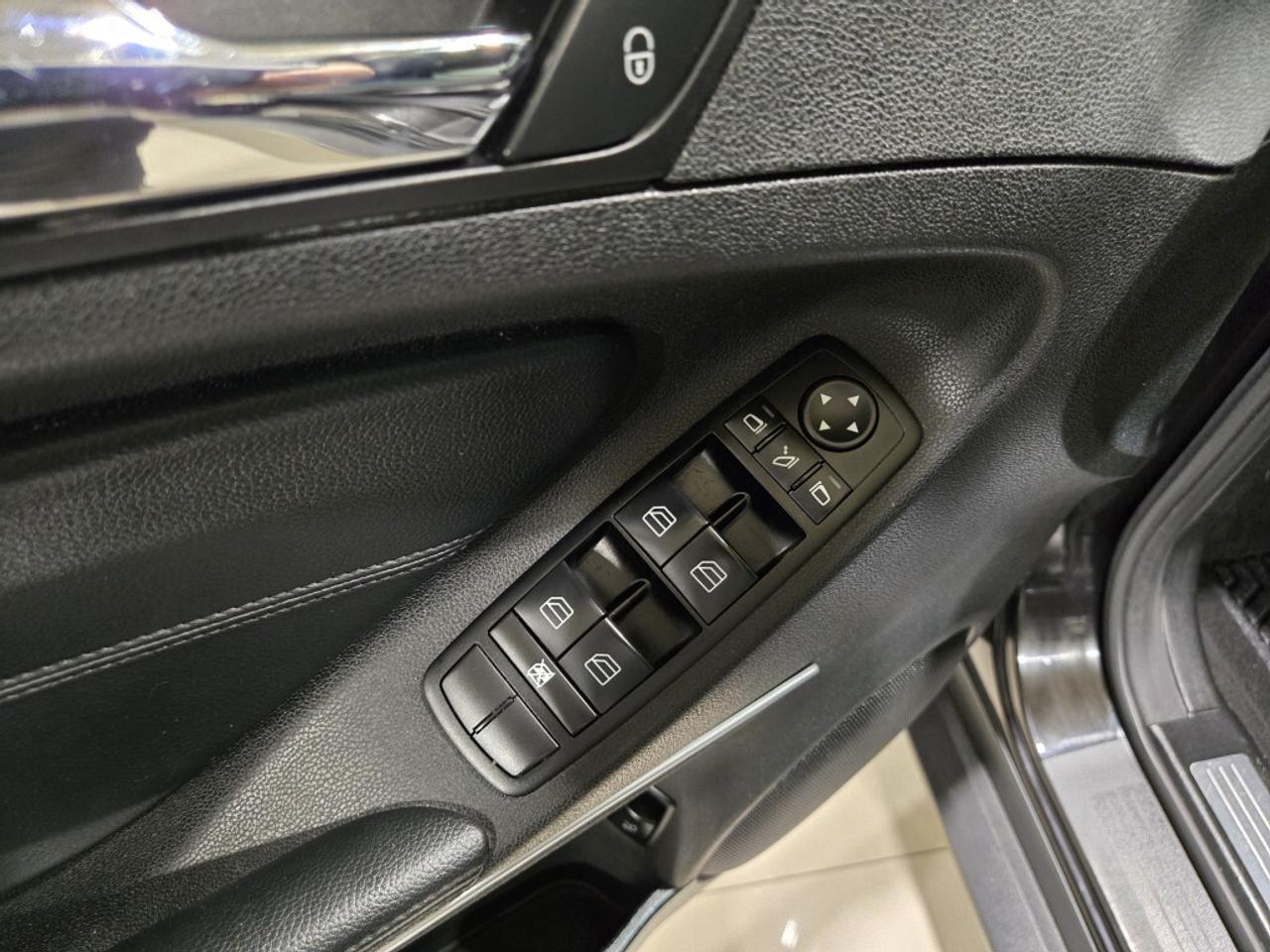 2011 Mercedes-Benz M-Class 4MATIC ML350 BlueTEC Blindspot Assist Navigation B Photo