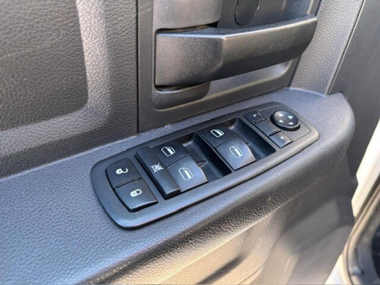 2012 RAM 2500 4WD 6.7L CUMMINS DIESEL **BOSS V SNOW PLOW-109KM** Photo