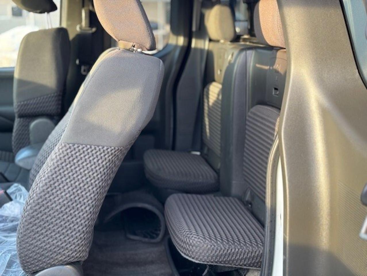 2014 Nissan Frontier SV KING CAB-1 OWNER-NO ACCIDENTS-CERTIFIED-TOW PKG Photo