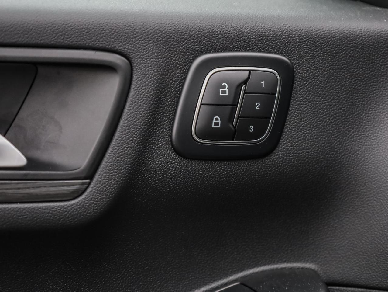 2025 Ford Escape PHEV 4dr Front-Wheel Drive Photo