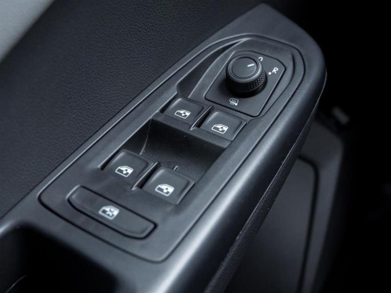 2023 Volkswagen Taos Comfortline 4dr All-Wheel Drive 4MOTION Photo