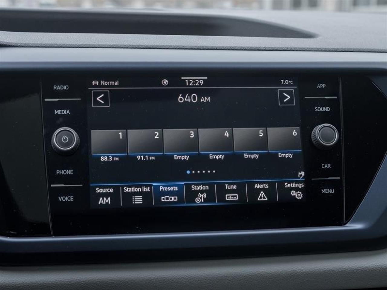 2023 Volkswagen Taos Comfortline 4dr All-Wheel Drive 4MOTION Photo