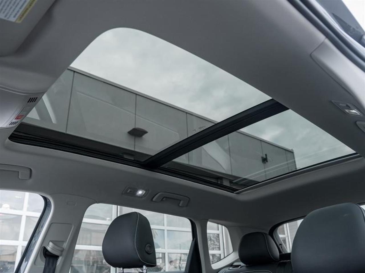 2023 Volkswagen Taos Comfortline 4dr All-Wheel Drive 4MOTION Photo