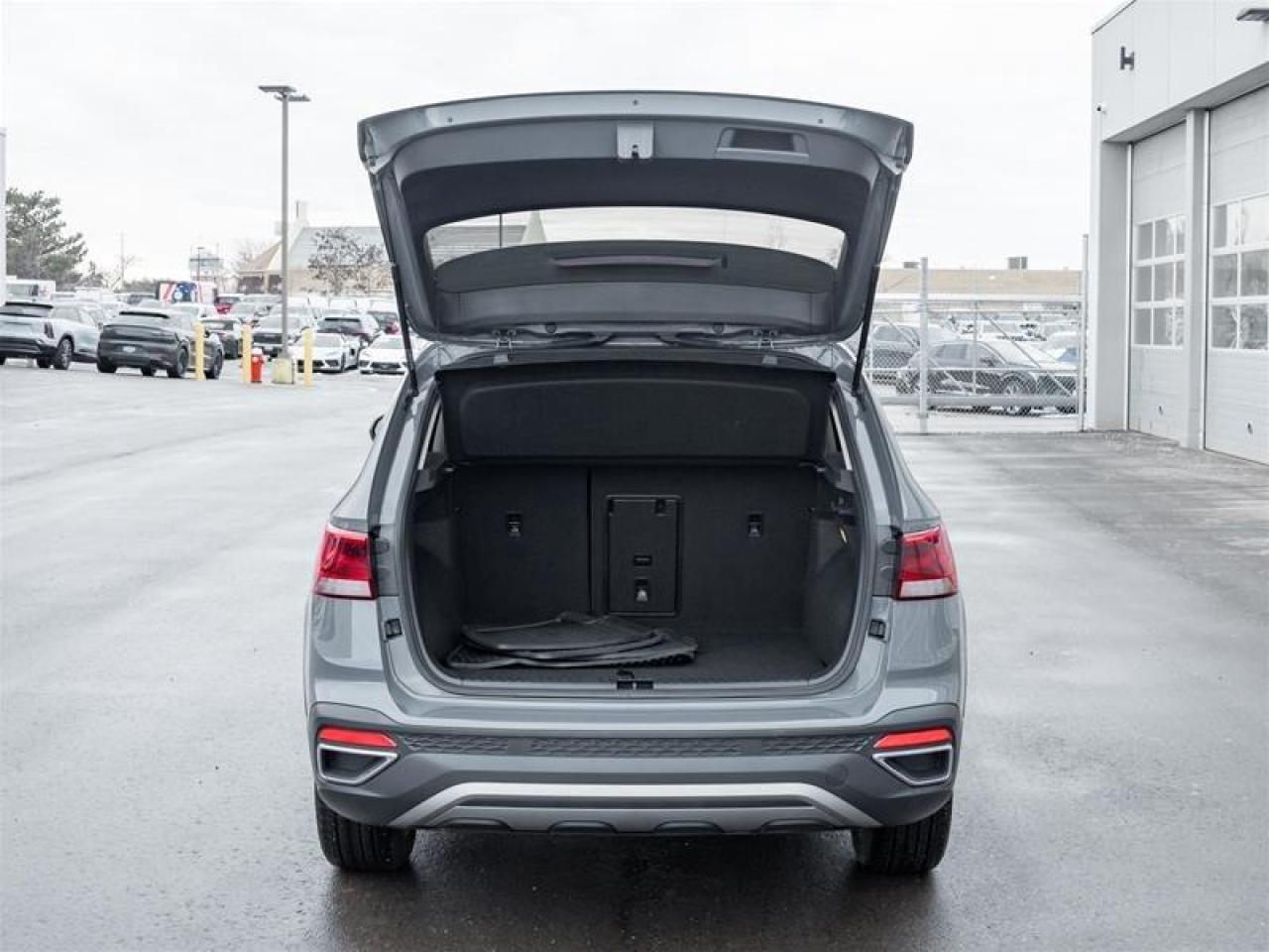 2023 Volkswagen Taos Comfortline 4dr All-Wheel Drive 4MOTION Photo