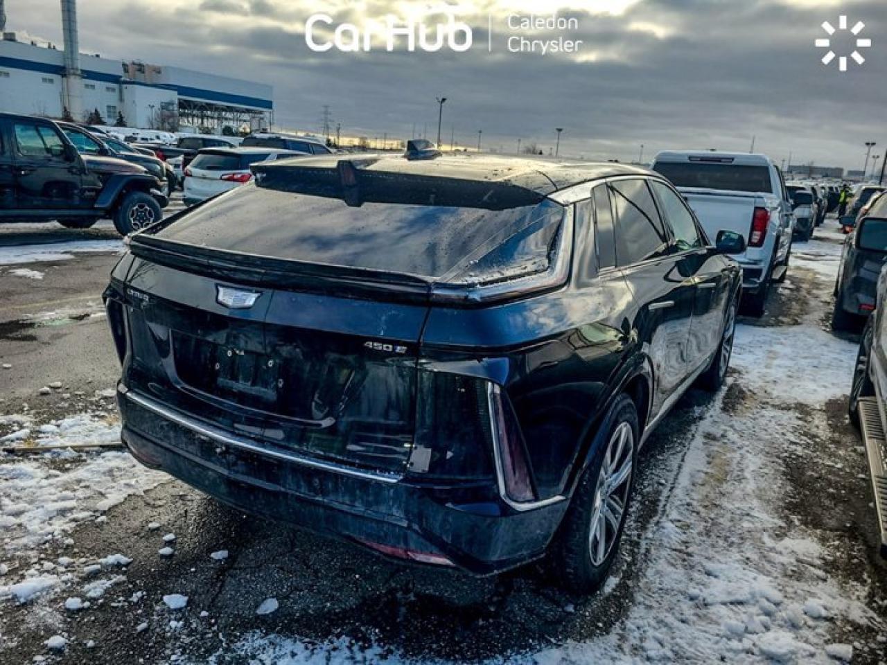 2024 Cadillac LYRIQ Tech 33"Display Glass Roof w/Power Sahade Blind Spot R-Start Photo4