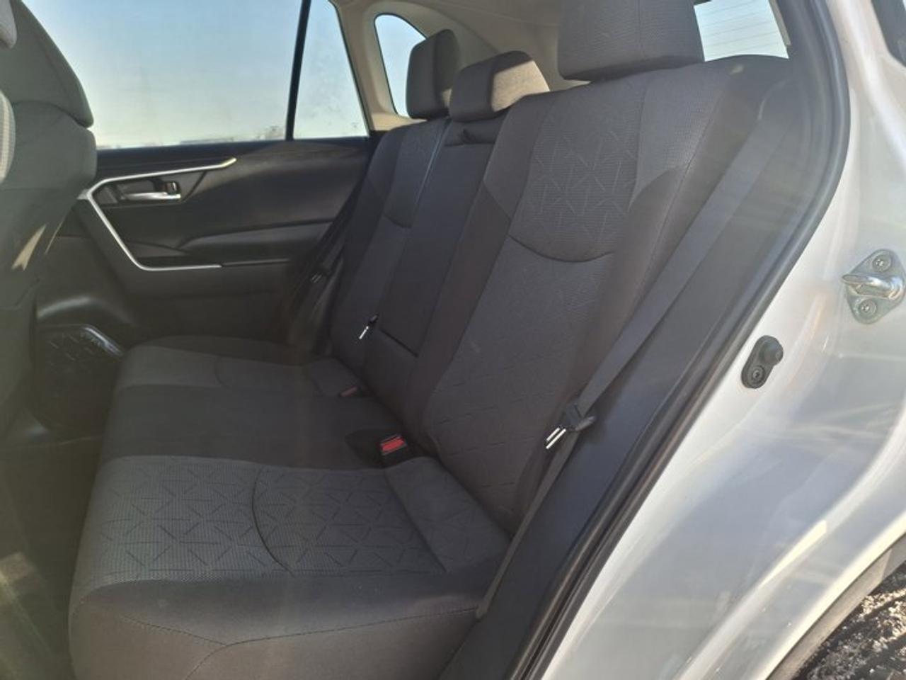 2022 Toyota RAV4 XLE AWD | Sunroof | Radar Cruise | Heated Wheel + Seats | Power Seat | CarPlay + Android and More ! Photo