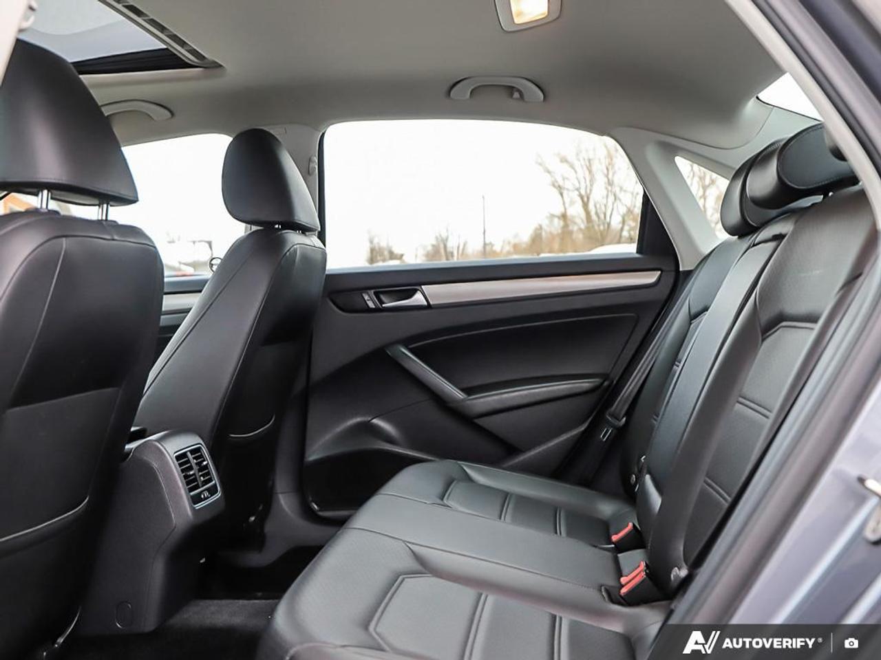 2015 Volkswagen Passat Comfortline,LOW KM'S,R/V CAM, PWR S/ROOF,LEATHER Photo