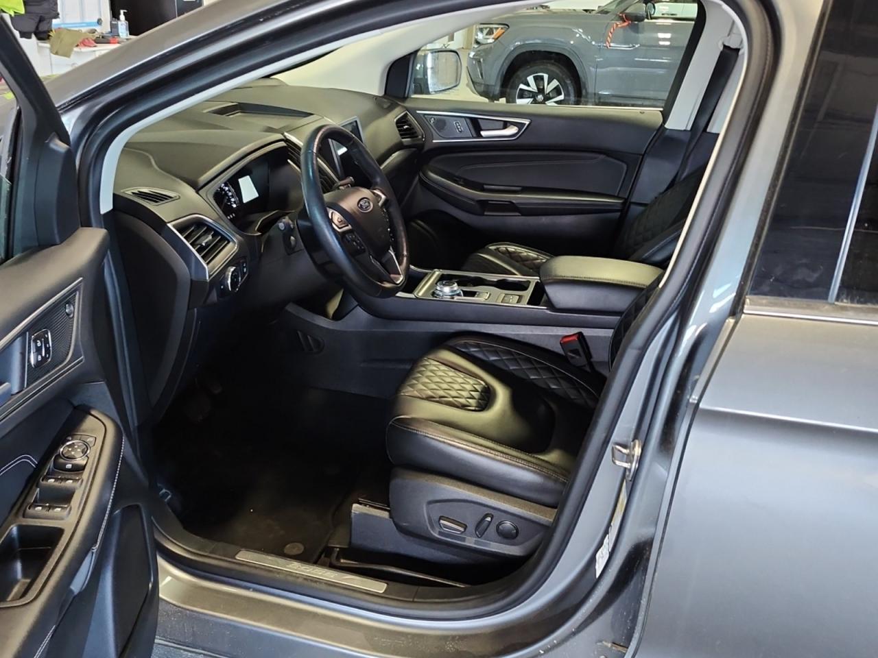 2024 Ford Edge Titanium Photo2