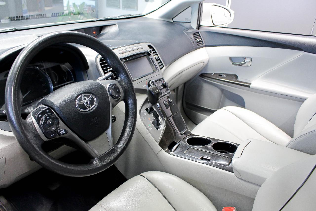 2014 Toyota Venza V6 HEATED FRONT SEATS - REARVIEW CAMERA - CLEAN CARFAX! Photo