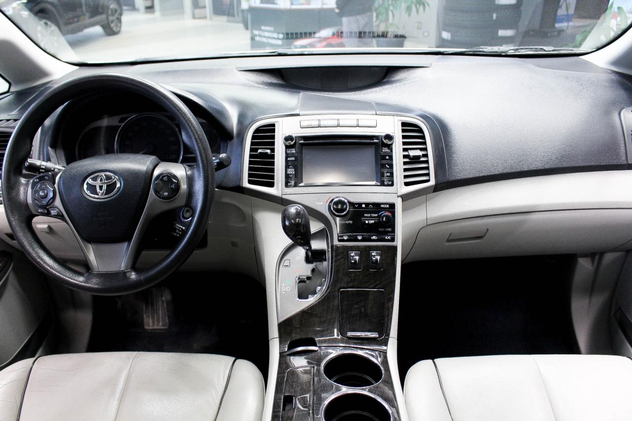 2014 Toyota Venza V6 HEATED FRONT SEATS - REARVIEW CAMERA - CLEAN CARFAX! Photo