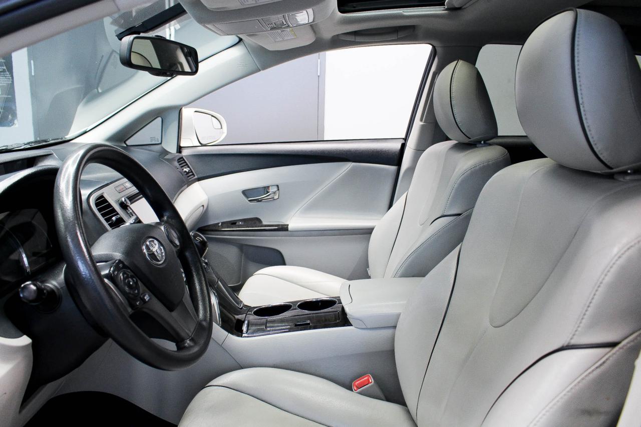 2014 Toyota Venza V6 HEATED FRONT SEATS - REARVIEW CAMERA - CLEAN CARFAX! Photo